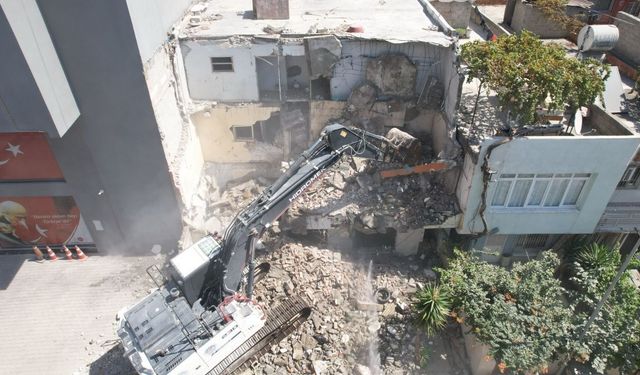 Akdeniz’de Tehlike Saçan Yapılar Tek Tek Temizleniyor
