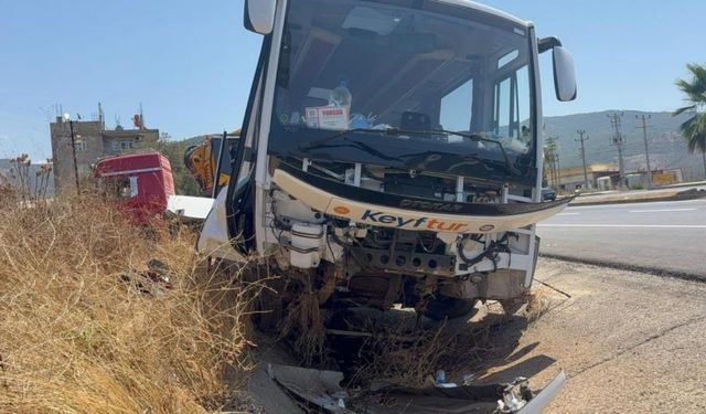 Antalya’da Korku Dolu Anlar: Tur Otobüsü Yoldan Çıktı, Çok Sayıda Yaralı Var!