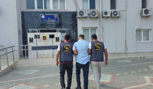 Mersin’de Kırmızı Bültenle Aranan Dolandırıcıya Operasyon