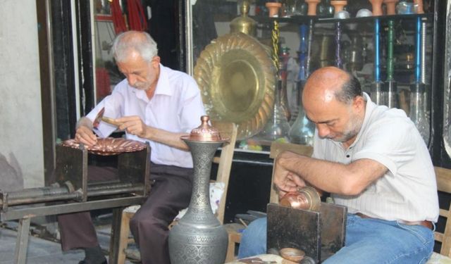Yarım Asırdır El Emeğiyle Üretiyorlar: Bu Meslek Bitiyor Mu?