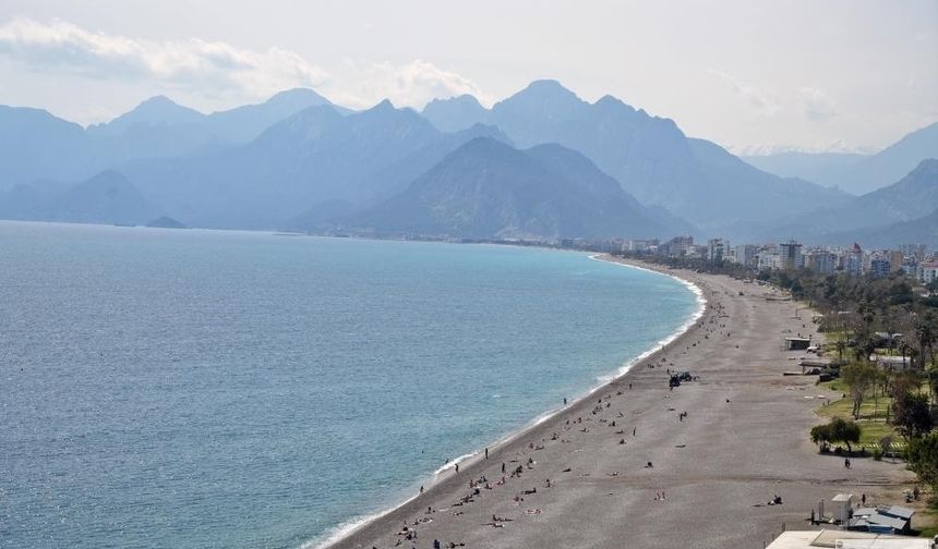Antalya’da Yaz Erken Başladı: Ünlü Sahil Tarla Gibi Sürüldü
