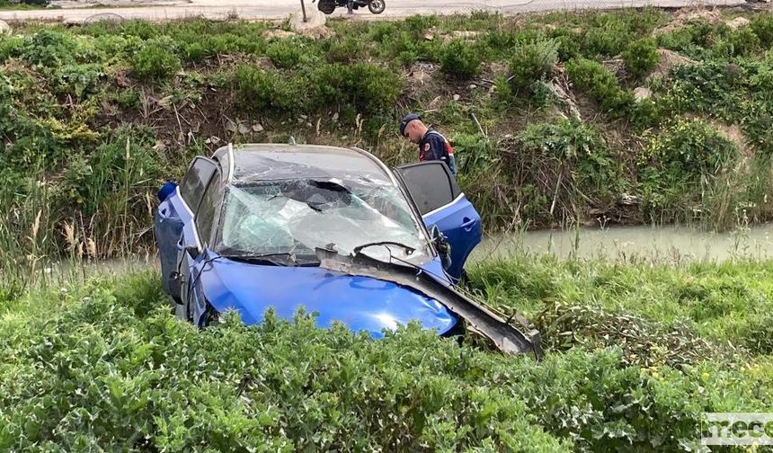 Ağaca Çarpan Otomobil Kanala Düşmekten Son Anda Kurtuldu: 2 Yaralı