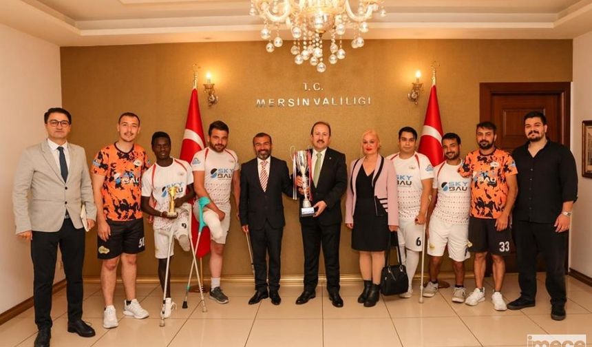 Şampiyon Olan Futbolculardan Vali Pehlivan'a Ziyaret
