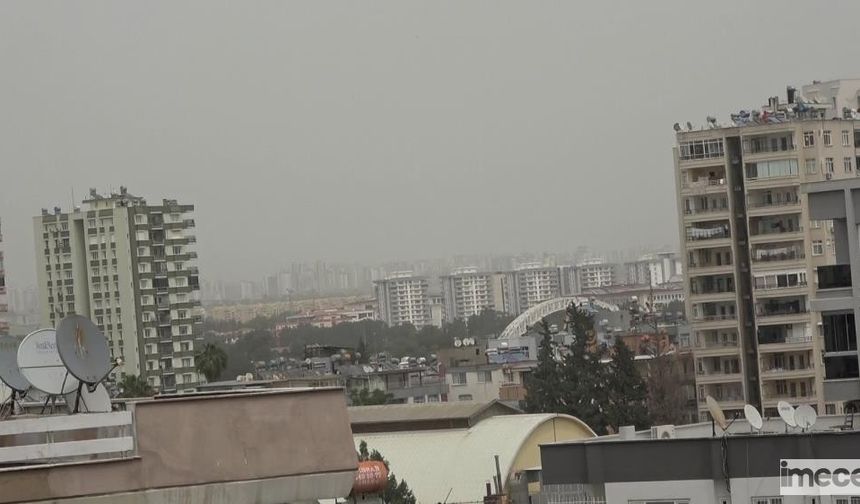 Toz Taşınımı Adana'da Etkili Oldu, Araçları Toz Kapladı