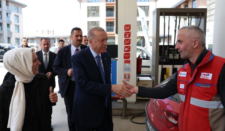 Cumhurbaşkanı Erdoğan Üsküdar'da Akaryakıt İstasyonuna uğradı, Vatandaşla Sohbet Etti