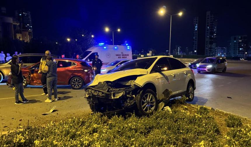 Mersin'de İki Otomobil Çarpıştı: 5 Yaralı