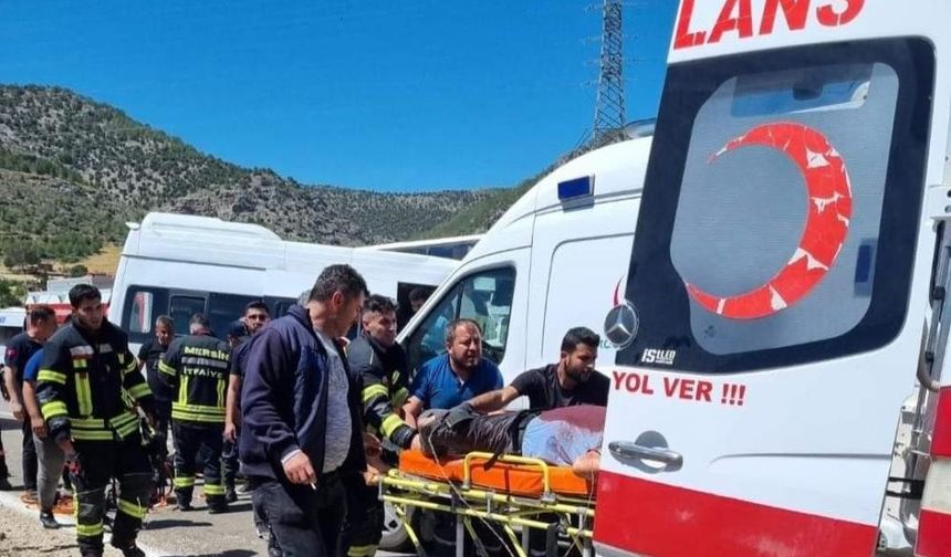 Mersin'de Servis Minibüsü Park Halindeki Otobüse çarptı: 1 Ölü, 2 Yaralı