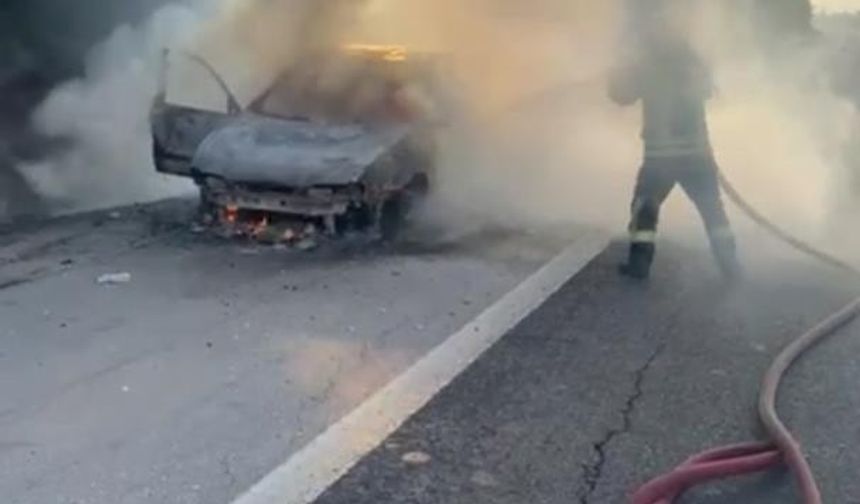 Tarsus'ta Seyir Halindeki Otomobil Yandı