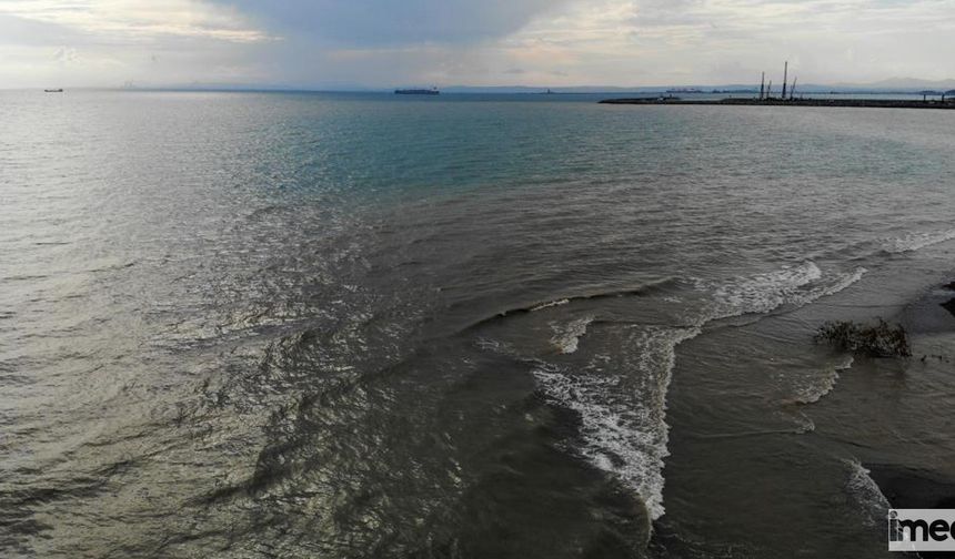Hatay’da Şiddetli Yağışlardan Denizin Rengi Değişti