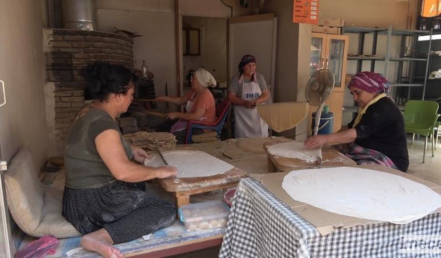 Kadınlar Sıcak Havaya Aldırmadan Ekmek Üretiyor