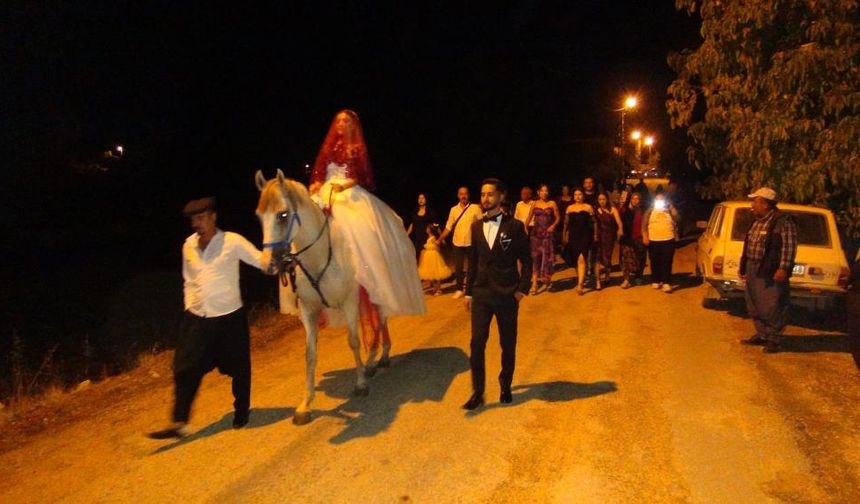 Babası Vasiyet Etti Düğün Salonuna At Sırtında Geldi