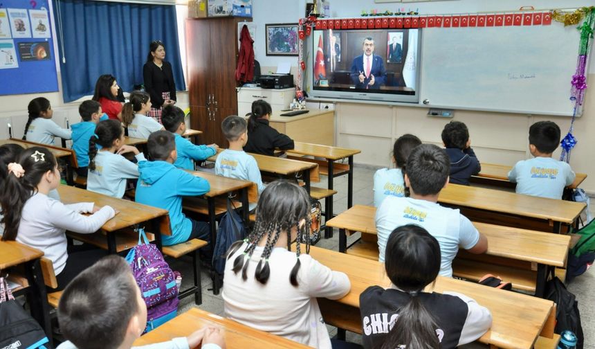 "Dersimiz Cumhuriyete Doğru" Filmi İlk Derste Öğrencilerle Buluştu