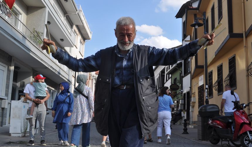 Hamallıktan Arta Kalan Vaktinde Dans Ederek Para Kazanıyor