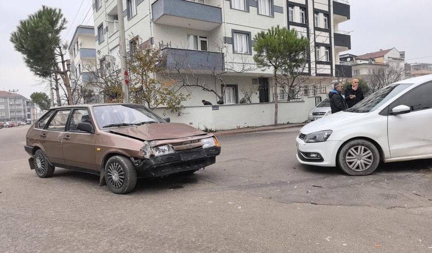 Otomobilin Çarpıştığı Kazada 2 Kişi Yaralandı