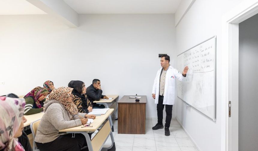 MERCEK Meslek Edindirme Merkezi'nde Vatandaşlar Okuma-Yazma Öğreniyor