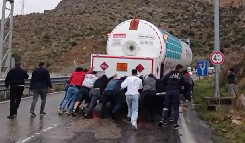 Mersin'de Yolu Kapatan Tankeri Vatandaşlar İmece Usulü İtti