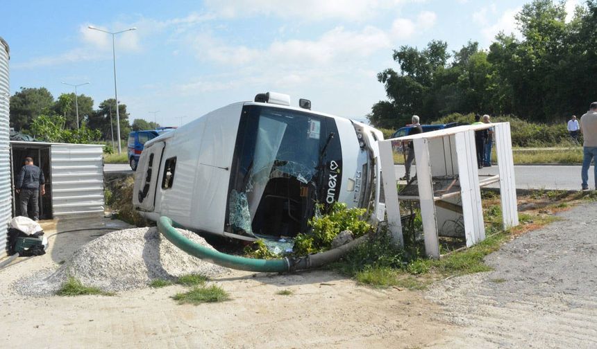 Antalya'da Tur Midibüsü Devrildi: 18'i Turist 19 Yaralı