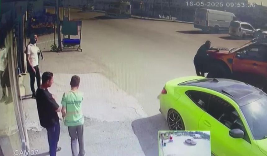 Adana'da Şaka Kazaya Dönüştü: Kamyonetin Çarpmasıyla Ayağı Kırıldı, Telefonu Bırakmadı