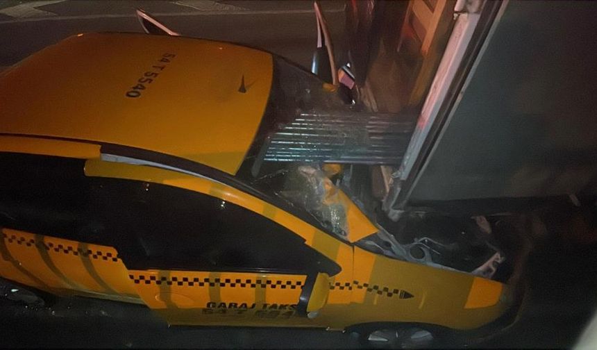 Sakarya'da Feci Kaza... Taksi, Önündeki Kamyonete Çarptı: Ölü ve Yaralı Var!
