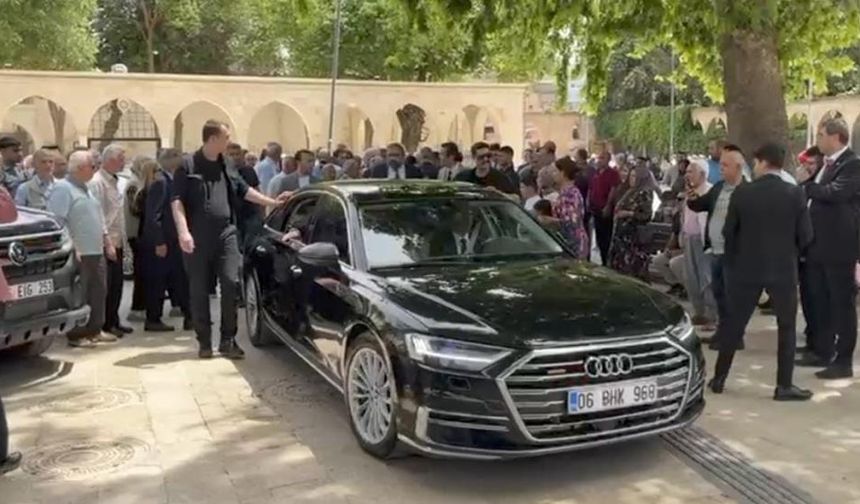 Müsavat Dervişoğlu'ndan Balıklıgöl'de Tartışma Yaratan Araçlı Ziyaret