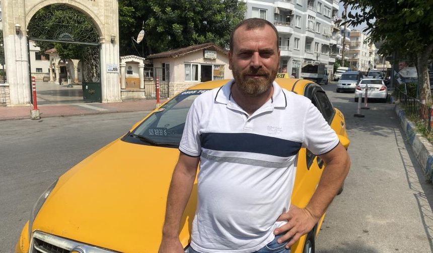 Günün Kahramanı Taksici: Caddeyi Geçip İnsanların Üzerine Giden Otomobili Durdurdu
