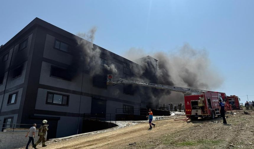 Arnavutköy'de Büyük Yangın: Gökyüzü Kara Dumanlarla Kaplandı