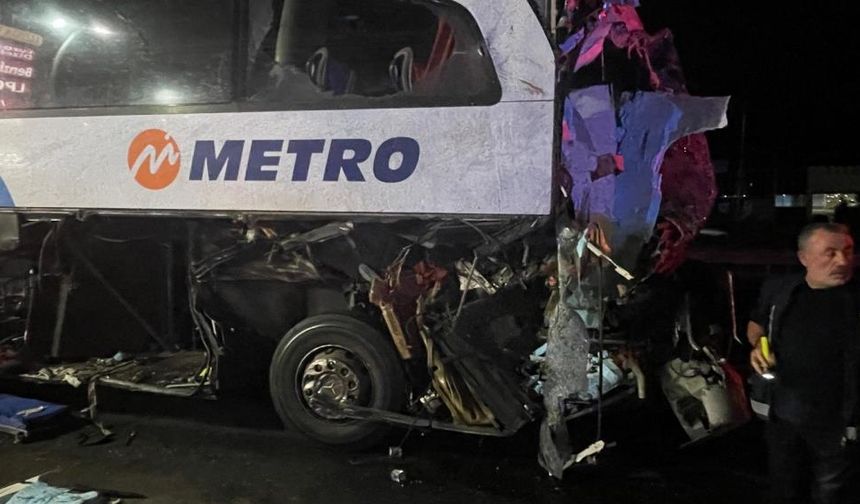 Sakarya’da Yolcu Otobüsü Tıra Çarptı: 12 Yaralı, 2’si Ağır