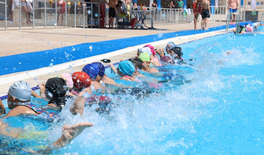 Toroslar'da Çocuklar Hem Serinliyor Hem Öğreniyor