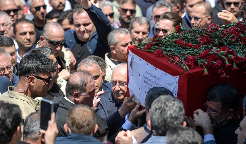 Kemal Kılıçdaroğlu, Ferdi Zeyrek'in Cenazesinde Alkışlarla Karşılandı!
