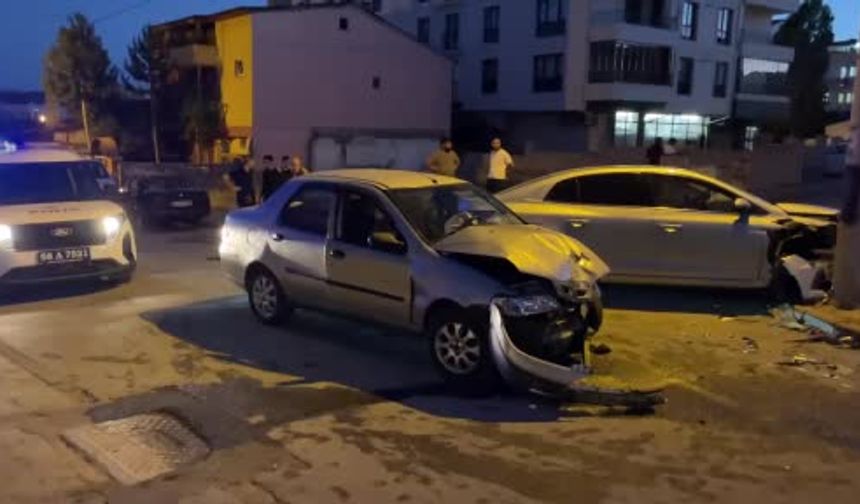 Sivas’ta Korkutan Kaza: İki Otomobil Kafa Kafaya Çarpıştı, 6 Kişi Yaralandı