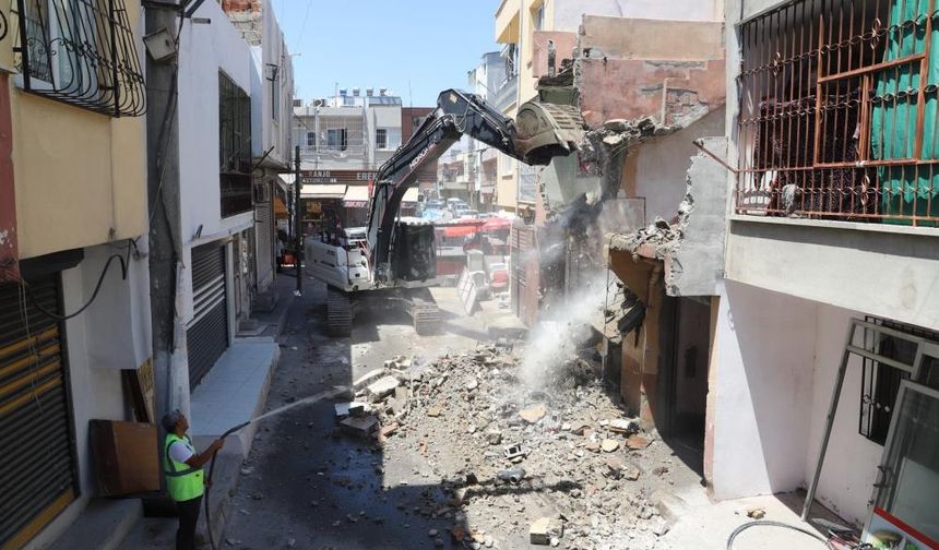Metruk Yapılar Birer Birer Yıkılıyor: Akdeniz’de Güvenlik ve Temizlik Hamlesi