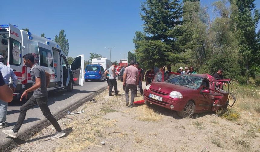 Emniyet Şeridinde Ölüm: Tır Otomobile Çarptı, Ölü ve Yaralılar Var