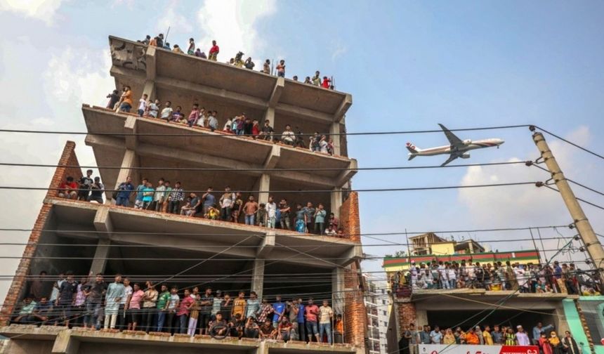 Okulun Üzerine Savaş Uçağı Düştü: Bangladeş'te Dehşet Anları!