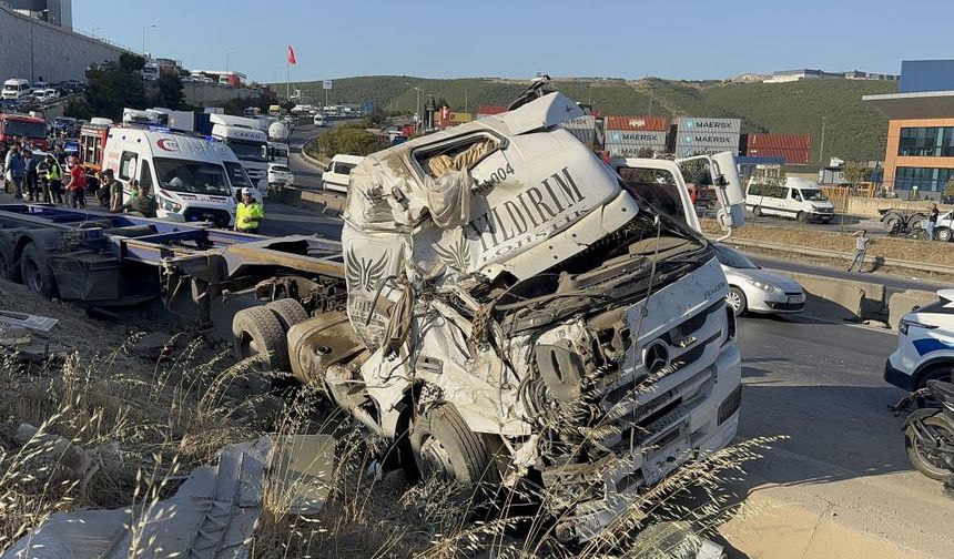 Dilovası'nda Dehşet! Tır Otomobilin Üzerine Devrildi, 5 Kişi Öldü