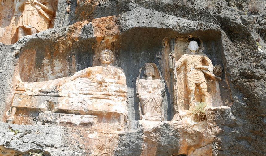 Mersin'in 'Gizli' Kanyonunda Kayalara Oyulmuş İnsanların Sırrı Ne? Yüzlerce Metrelik Uçurumun Kenarındaki O Figürler Kime Ait?