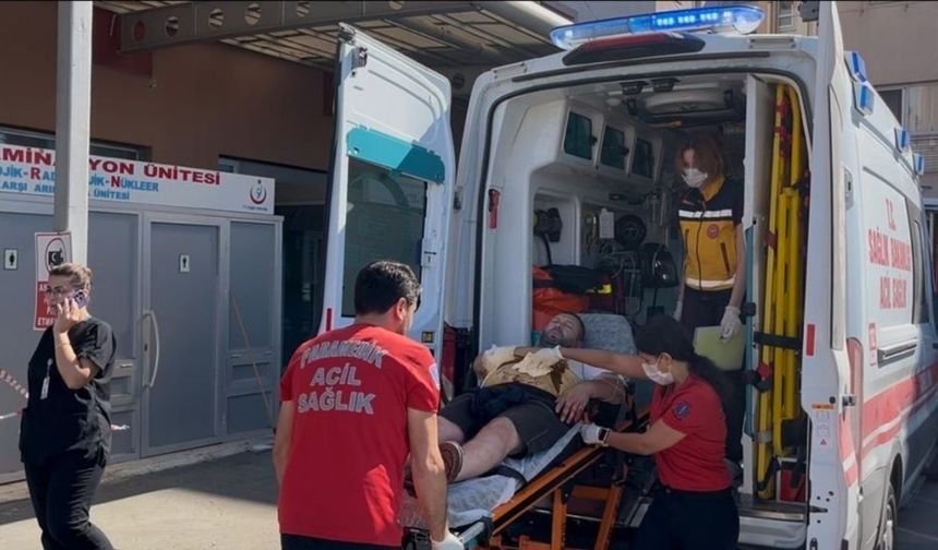 Site Bahçesinde Şok Anlar: Adam Eşinin Bıçaklı Saldırısına Uğradı!