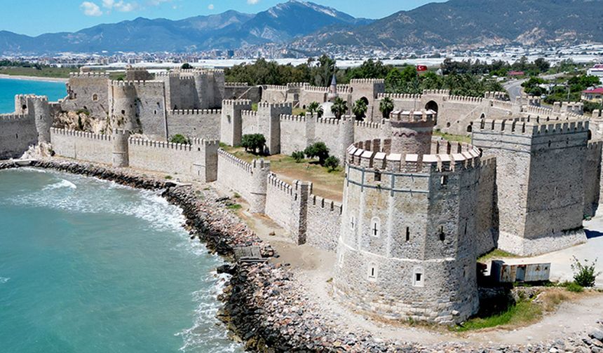 Mersin Sahilindeki O Devasa Kalenin İçinde Neredeyse Bir Şehir Saklı! Türkiye’nin En Büyük Kalelerinden Biri Neden Bu Kadar Göz Ardı Ediliyor?
