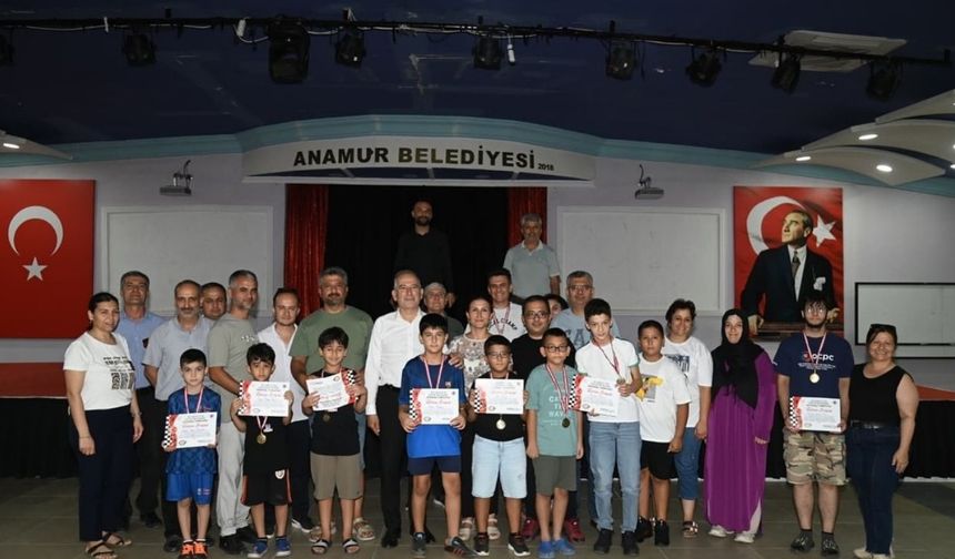 Anamur’da Zafer Bayramı Satrançla Coştu: Gençler Ödüllerini Aldı!