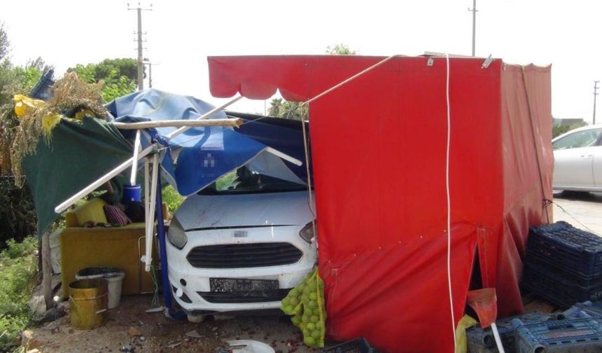 Kontrolden Çıktı, Otomobile Çarpıp Tezgaha Girdi: Sürücü Şok Edip Kaçtı!