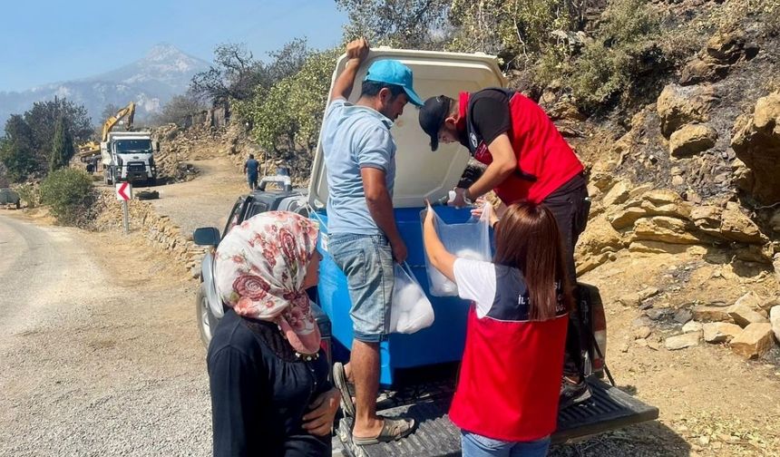 Mersin, Yangın Alanında Ekiplerin Yanında: 1.200 Koli Su Sahaya İndi!