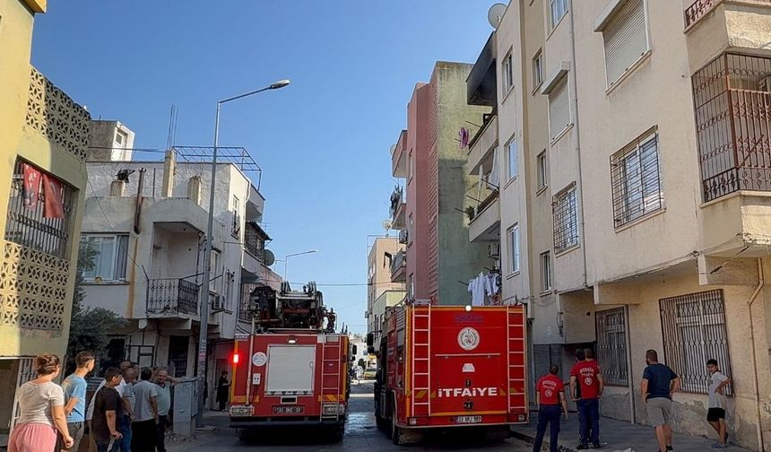 Evi Yakıp Dama Çıktı! Mersin’de Mahalleliyi Çileden Çıkardı