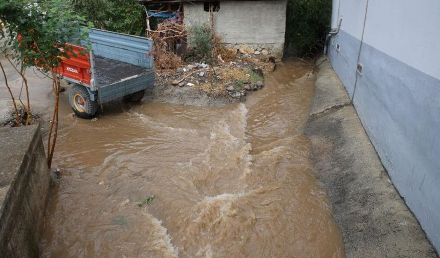 Yağmur ve Rüzgâr Adana'yı Vurdu: Balkonlar, Sokaklar ve Öğrenciler Zor Durumda!