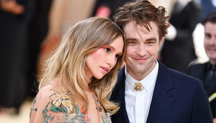 1116623_5517316_Robert-Pattinson-Suki-Waterhouse_updates