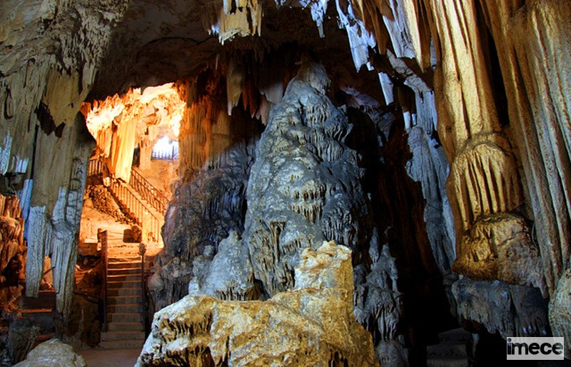 KÖŞEKBÜKÜ MAĞARASI
 Mersin’de Anamur’da bulunur Köşekbükü Mağarası. Ovabaşı Köyü sınırlarında olan Köşekbükü Mağarası hem turistik bir gezi alanıdır hem de sağlık açısından ziyaretçi sayısı gün geçtikçe artmaktadır. Mağaranın astıma iyi geldiği bilinmektedir. Mersin tatilinizde Köşekbükü Mağarası yakınındaki otellerin birinde konaklayarak bu 20.000 yıllık mağarayı kolaylıkla gezebilirsiniz.