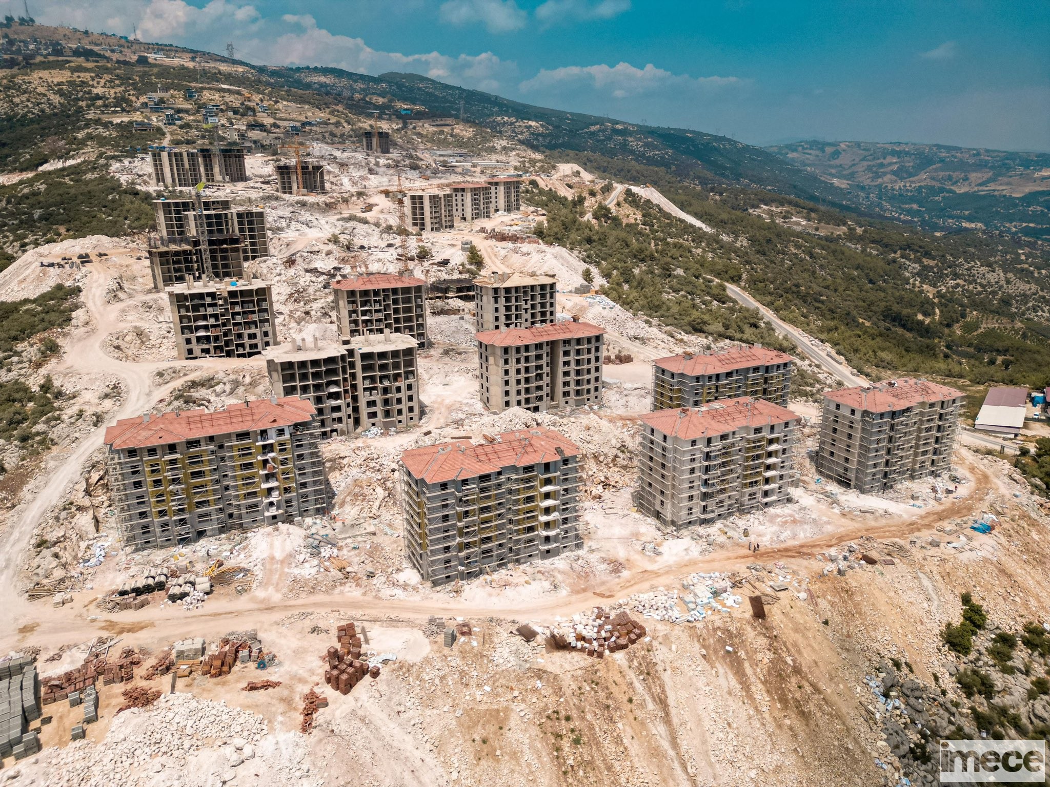 Mersi̇n Yeni̇şehi̇r'de 1.072 Konutluk Toki̇ Projesi̇ Hizla İlerli̇yora