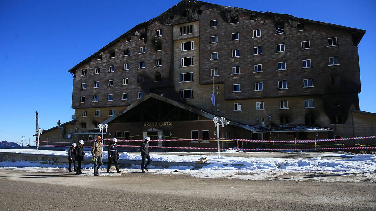 Kartalkaya Daki Otel Yangininda Gozaltina Alinan 2 Kisi Adliyeye Sevk Edildi