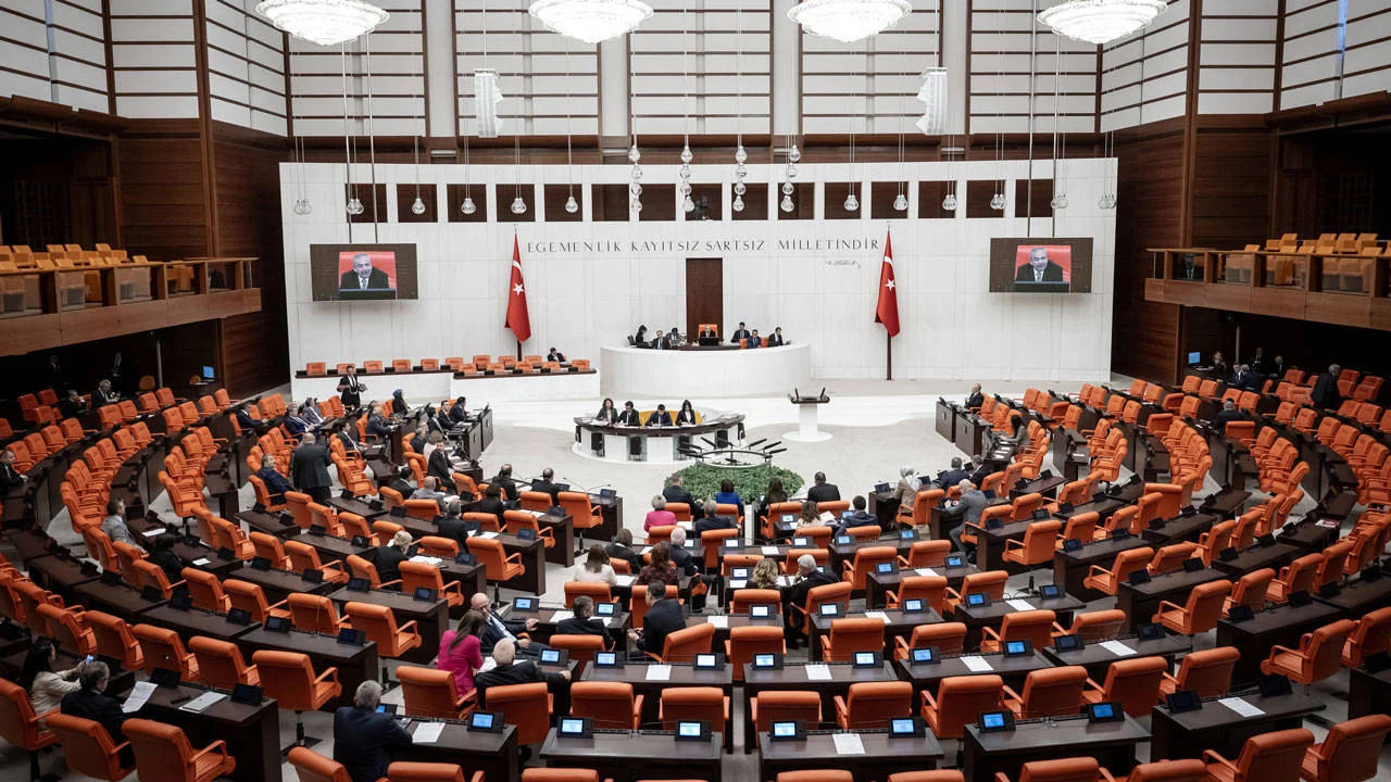 Emekli Bayram Ikramiyesinin Yukseltilmesine Yonelik Duzenlemeyi De Iceren Kanun Teklifi Meclis Te
