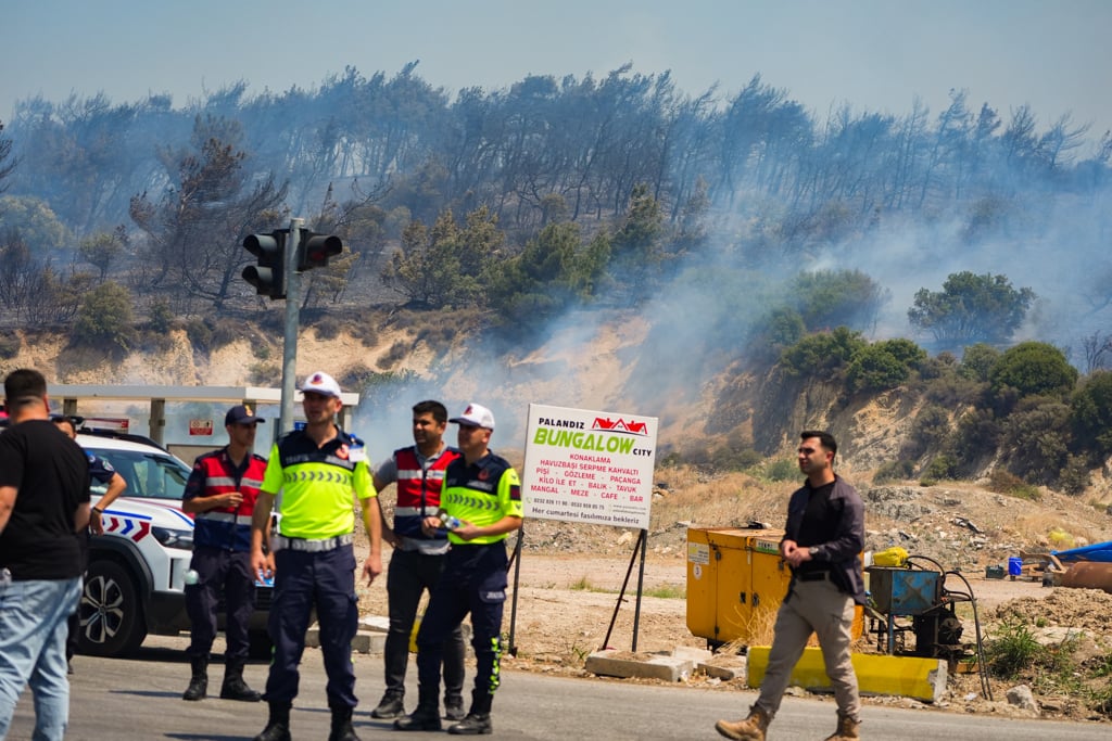 Izmir Focada Orman Yangini Alevler Yerlesim Yerine Ulasti