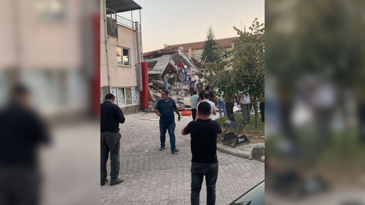 Balikesir Depremde Bina Yikildi