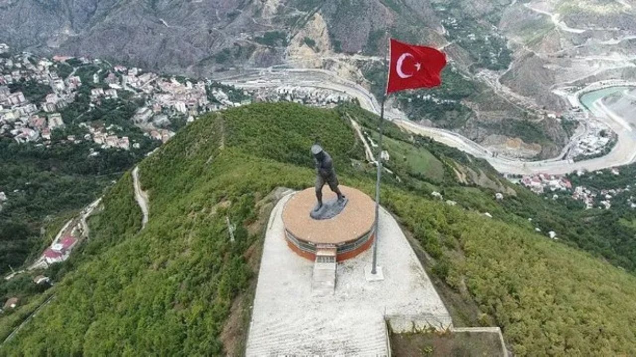 Dünyanın En Büyük Atatürk Heykeli 1